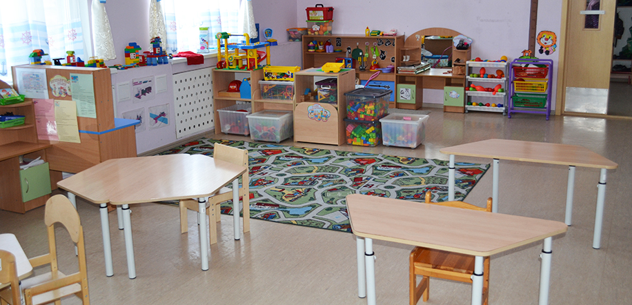 Новый санпин маркировка мебели. Столы в группе детского сада. Интересные столы для ДОУ. Стол мебель для детей в детском саду в группе. Мебель для ясельной группы детского сада.
